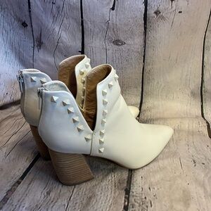 Steve Madden Women’s Gloria Studded V Cut Bone Cream Block Heel Booties Size 9M
